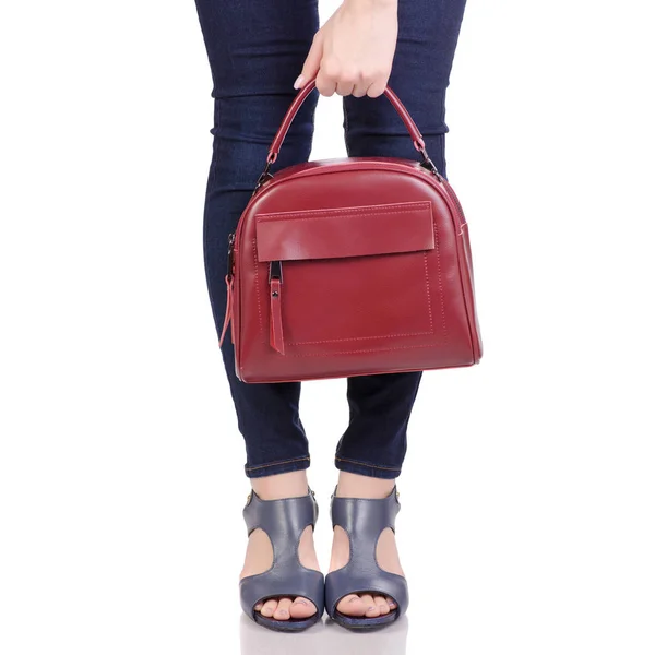 女性脚ジーンズと赤い革バッグ ハンドバッグ ブルー サンダル靴 — ストック写真