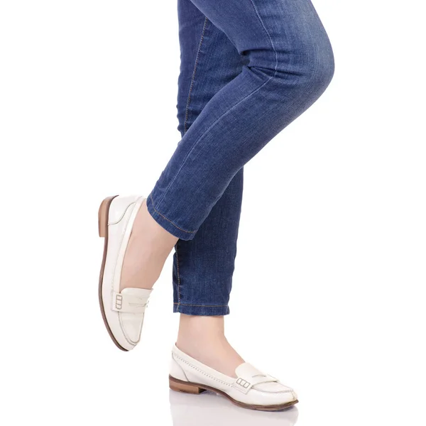 Piernas femeninas en jeans clásicos zapatos blancos lacados mocasines — Foto de Stock