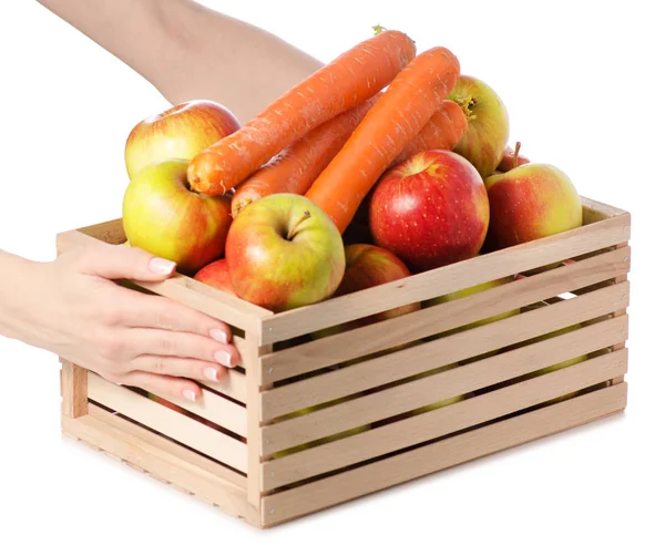 Деревянная коробка яблок морковь женская рука — стоковое фото