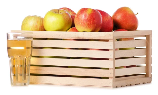 Коробка яблок, стакан яблочного сока. — стоковое фото