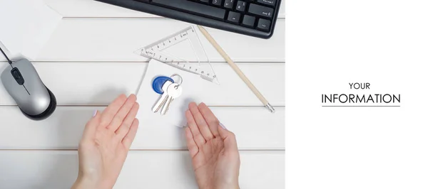 Γυναικεία χέρια κλειδιά ακίνητη περιουσία πρακτορείο σημειώσεις πληκτρολόγιο ποντίκι με υπολογιστή μοτίβο — Φωτογραφία Αρχείου