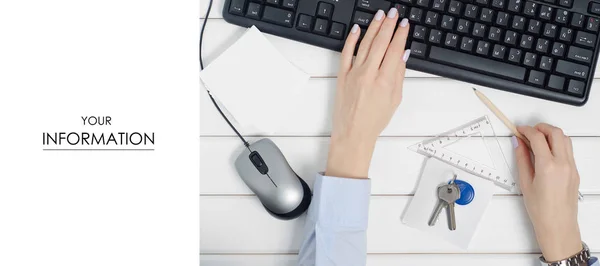Γυναικεία χέρια κλειδιά ακίνητη περιουσία πρακτορείο σημειώσεις πληκτρολόγιο ποντίκι με υπολογιστή μοτίβο — Φωτογραφία Αρχείου