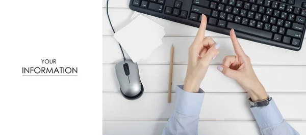 Γυναικεία χέρια δείχνουν στην οθόνη ένα έγγραφο για σημειώσεις πληκτρολόγιο ποντίκι με ένα μοτίβο υπολογιστή — Φωτογραφία Αρχείου