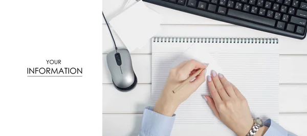 Γυναικείο χέρι σημειώσεις για τις σημειώσεις στυλό πληκτρολόγιο ποντίκι από τον υπολογιστή πρότυπο — Φωτογραφία Αρχείου
