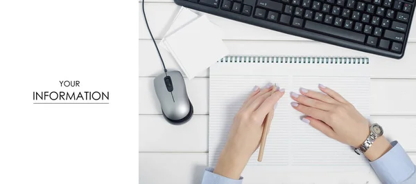 Γυναικείο χέρι σημειώσεις για τις σημειώσεις στυλό πληκτρολόγιο ποντίκι από τον υπολογιστή πρότυπο — Φωτογραφία Αρχείου
