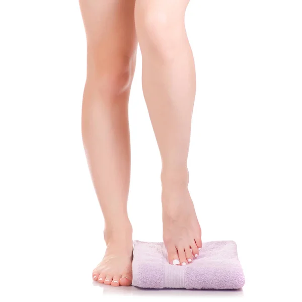 Femme pieds talon lilas serviette de bain beauté spa — Photo