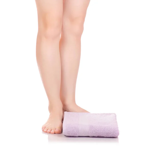 Femme pieds talon lilas serviette de bain beauté spa — Photo