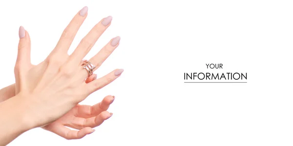 Γυναικείο χέρι κρατά ένα μοτίβο Χρυσοχοεία ασημένιο δαχτυλίδι — Φωτογραφία Αρχείου