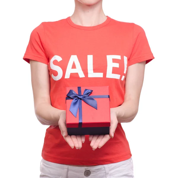 Vrouw met t-shirt met de verkoop van een inscriptie in de hand vak winkel kopen korting — Stockfoto