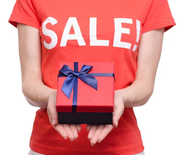 Vrouw met t-shirt met de verkoop van een inscriptie in de hand vak winkel kopen korting — Stockfoto