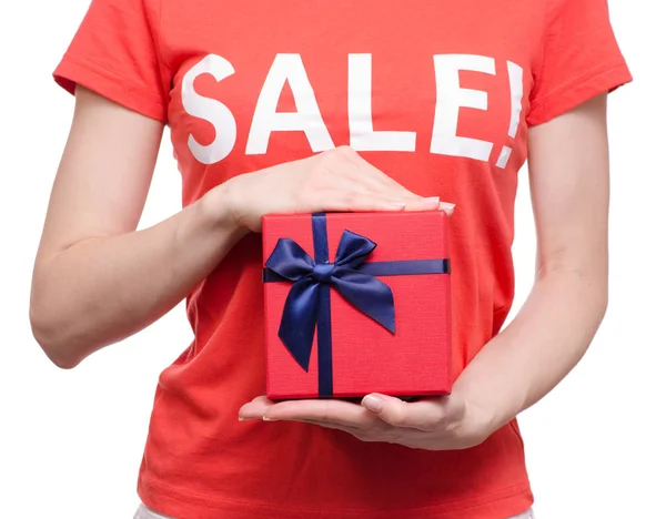 Женщина в футболке с надписью продажи в магазине ручной коробки купить скидку — стоковое фото