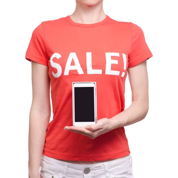 Mulher com t-shirt com uma venda de inscrição na mão smartphone loja de celulares comprar desconto — Fotografia de Stock