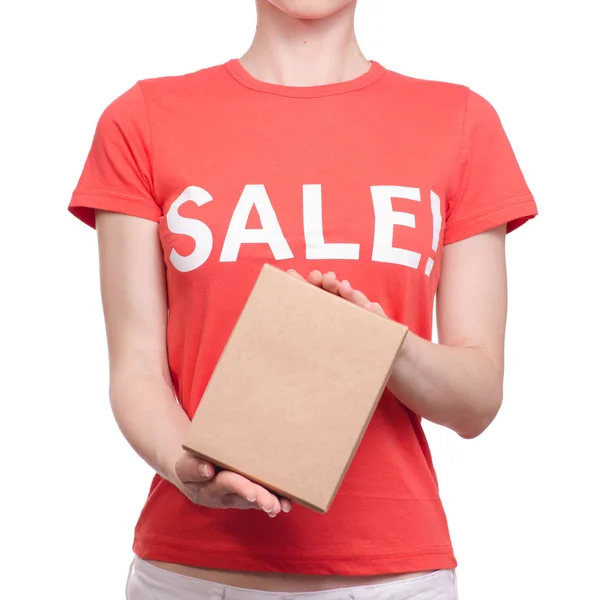 Femme avec t-shirt avec une inscription vente dans la boutique boîte à main acheter discount — Photo