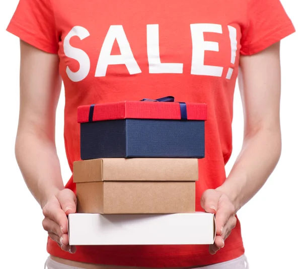Vrouw met t-shirt met de verkoop van een inscriptie in de hand vakken winkel kopen korting — Stockfoto