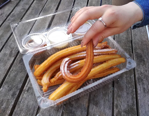 Fánk churros karamell csokoládé mártások utcai élelmiszer — Stock Fotó