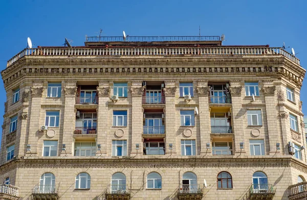 Архитектурные здания балконы окна небо фоне — стоковое фото