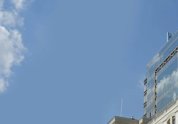 Mirror build reflects the sky — Stock Photo, Image