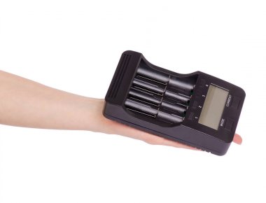 Pil şarj cihazı elektrik entelektüel elinde