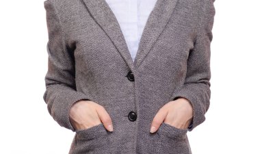 Kadın mavi tişört ve gri ceket iş kadını