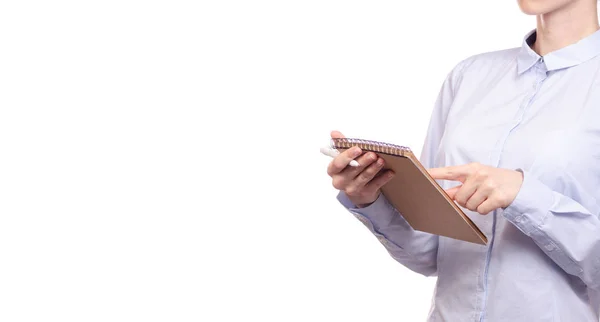 Επιχειρήσεων γυναίκα σε ένα πουκάμισο στα χέρια του ένα σημειωματάριο και στυλό — Φωτογραφία Αρχείου