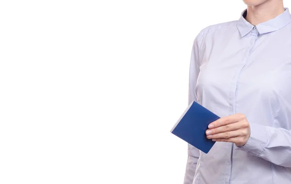 Επιχειρήσεων γυναίκα σε ένα πουκάμισο στο διαβατήριο τα χέρια — Φωτογραφία Αρχείου