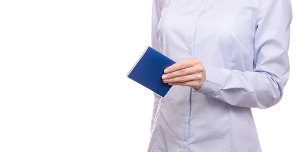Femme d'affaires dans une chemise dans les mains passeport — Photo