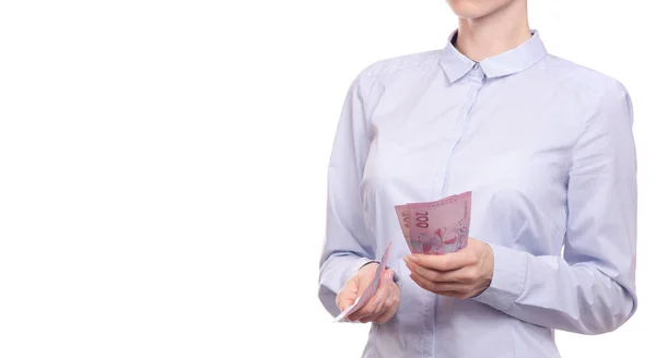 Mulher de camisa nas mãos dinheiro hryvnia — Fotografia de Stock