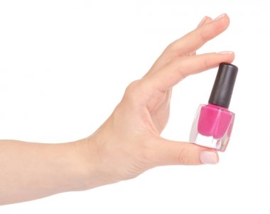 Elinde pembe oje var.