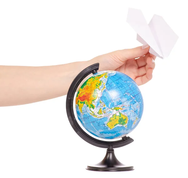 Globe v rukou papírové letadlo — Stock fotografie