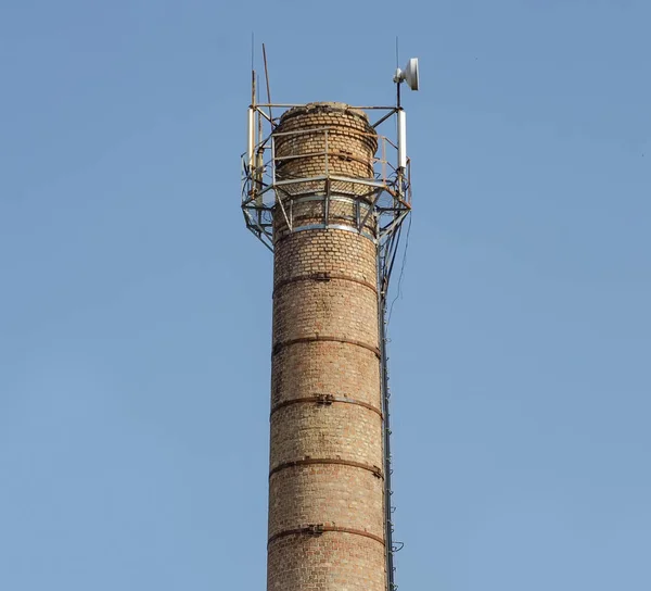 Tubo com antenas céu fundo — Fotografia de Stock