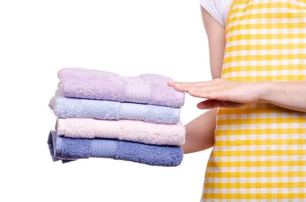 Vrouw in schort in handen stapel handdoeken — Stockfoto