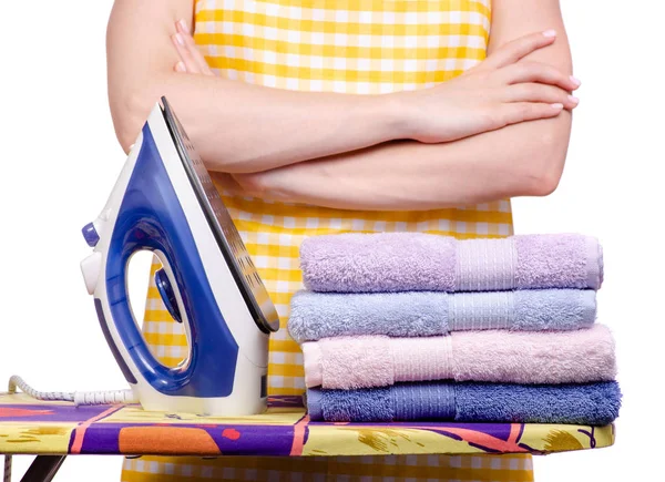 Femme en tablier avec fer à repasser serviettes de table linge vêtements — Photo