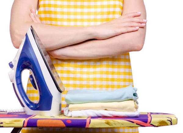 Γυναίκα στην ποδιά με το πλυντήριο ρούχων Σίδερο σιδερώστρα — Φωτογραφία Αρχείου