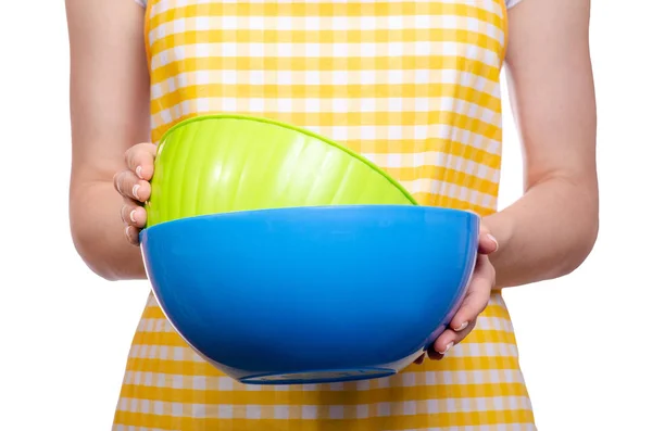 Mulher em avental em mãos cozinha tigela de plástico — Fotografia de Stock