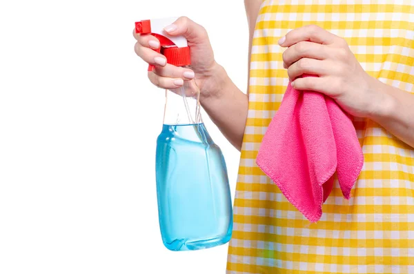 Kobieta w fartuch w rękach krajowych butelka spray do mycia okien — Zdjęcie stockowe