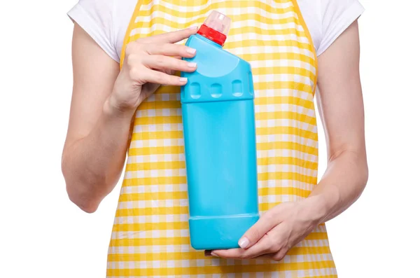 Mujer en delantal en manos detergente sanitario doméstico productos químicos para el hogar — Foto de Stock