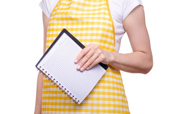 Mulher em avental em mãos notebook receitas — Fotografia de Stock