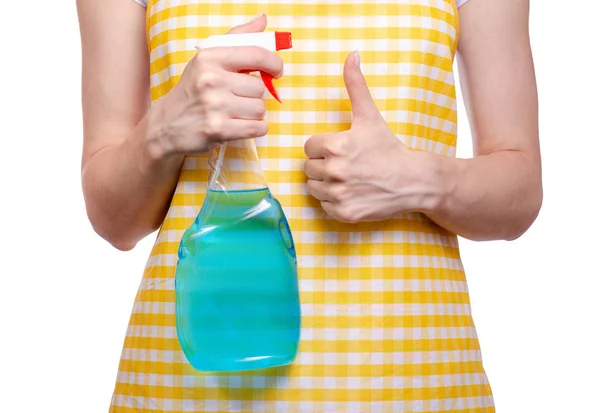 Perempuan di celemek di tangan semprotan botol domestik untuk jendela cuci — Stok Foto