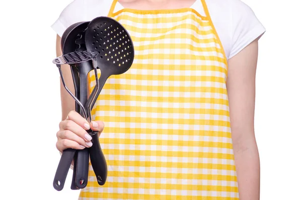 Mujer en delantal en las manos utensilios de cocina cucharón corola —  Fotos de Stock