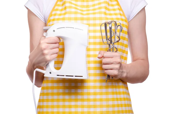 Жінка в фартусі в руках електричного кухонного мікшера — стокове фото