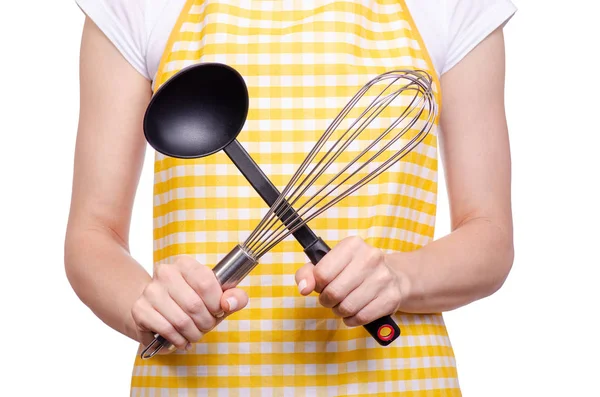 Mulher em avental nas mãos utensílios de cozinha concha corolla — Fotografia de Stock