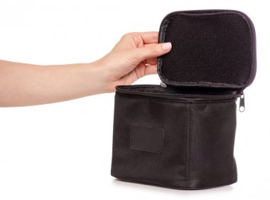 Küçük fotoğraf çantası elinde