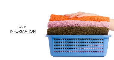 Çamaşır sepeti ile renkli havlu el