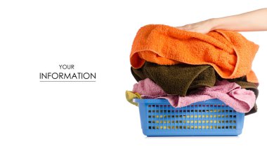 Çamaşır sepeti ile renkli havlu el desen