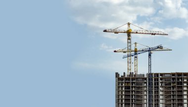 Gökyüzüne karşı inşaat vinci