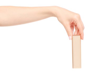 Elinde altın bir sarmalayıcı çikolata bar