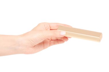 Elinde altın bir sarmalayıcı çikolata bar