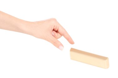 Elinde altın bir sarmalayıcı çikolata bar