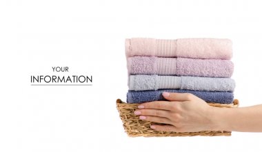 Bir yığın havlu sepete el desen