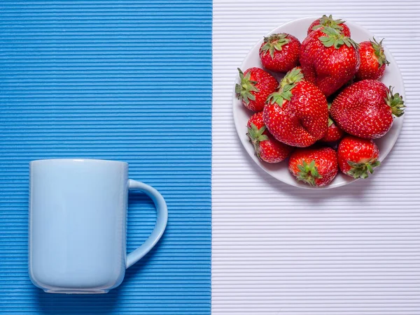 A caneca de copo azul de morango — Fotografia de Stock